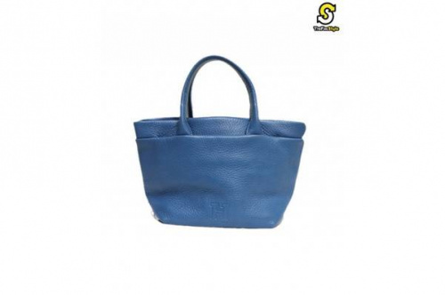 キャリアファッションのレザー