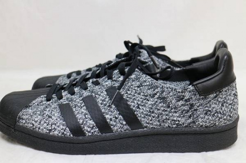 スポーツブランドのadidas