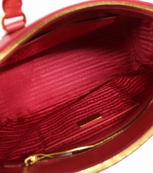 プラダのトートバッグ