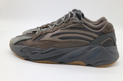 アディダスのYEEZY BOOST 700