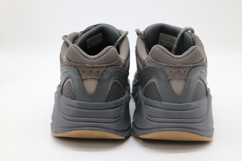 YEEZY BOOST 700のイージーブースト