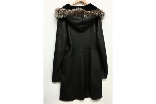 バルマンのシルバーフォックスファー付ムートンコート