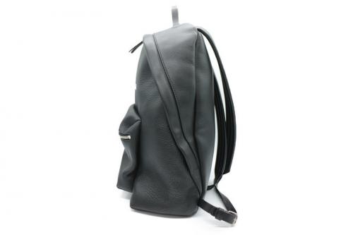 バレンシアガのEVERYDAY BACKPACK