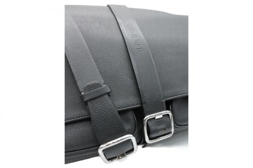 ロエベのメッセンジャーバッグ