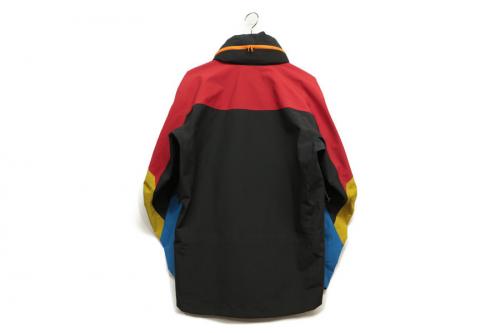 アークテリクス ✕ ビームスのマウンテンパーカー