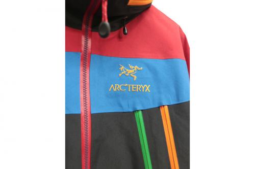 マウンテンパーカーのコラボ