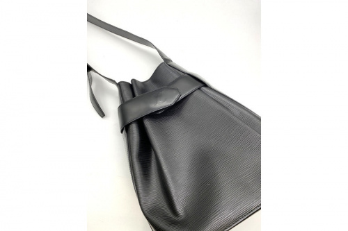 ラグジュアリーブランドのLOUIS VUITTON 　