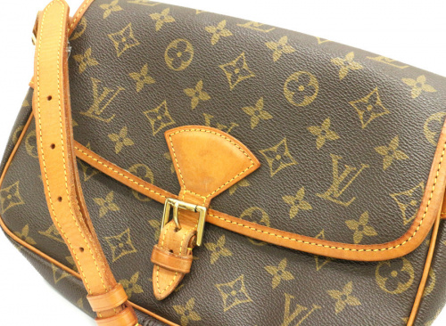 ラグジュアリーブランドのLOUIS VUITTON 　