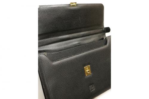 ブリーフケースのレザー