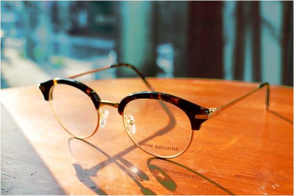 ☆THOM BROWNE. (トムブラウン)☆トムフォード モスコット オリバーピー レイバン 白山 金子 エフェ ジェント 泰八 メガネ ラウンドタイプ トム ブラウン(THOM BROWNE) 2023年春夏メンズコレクション