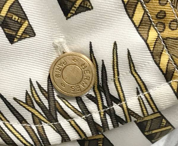あの有名なHERMES/エルメスのスカーフをそのまま『着ることができる 
