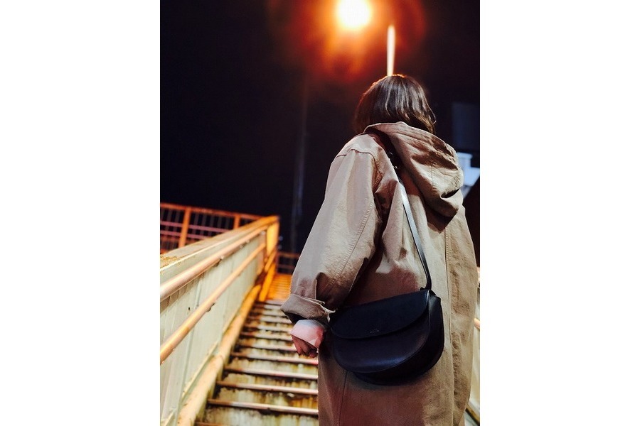 【関税込み】A.P.C. カーキ Journal サッチェル A.P.C.: カーキ Journal サッチェル | SSENSE 日本