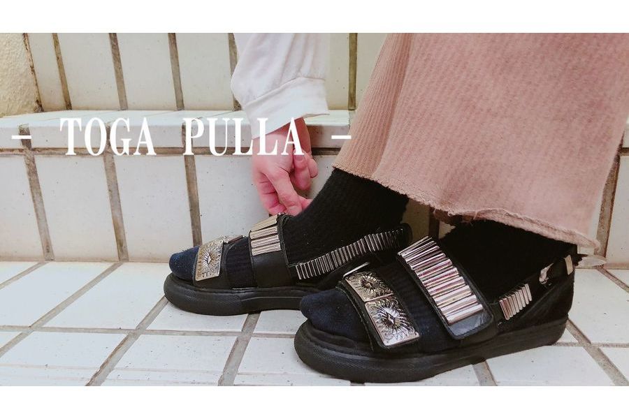 TOGA PULLA/トーガプルラより大人気のメタルバックルサンダルのご紹介