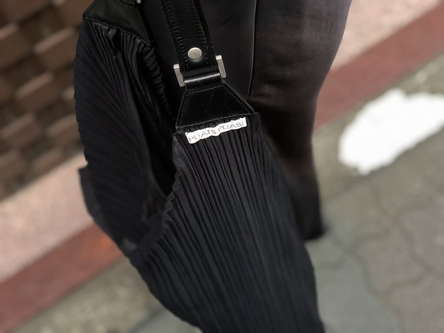 カーキ×インディゴ pleats please ショルダーバック - crumiller.com
