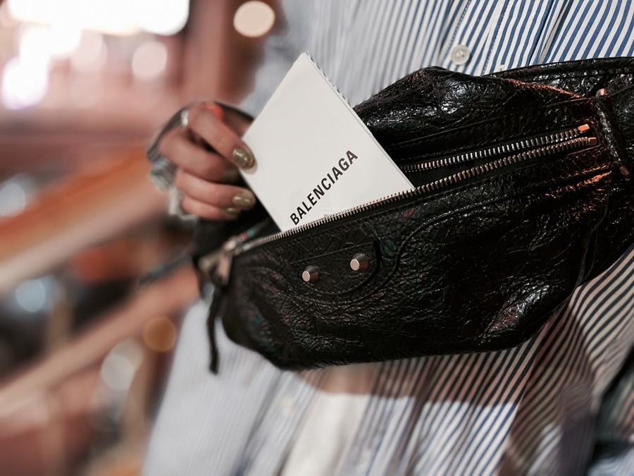 BALENCIAGA クラシックネオリフト レザーボディバッグ　ブラック BALENCIAGA/バレンシアガよりCLASSIC NEO LIFT/クラッシック