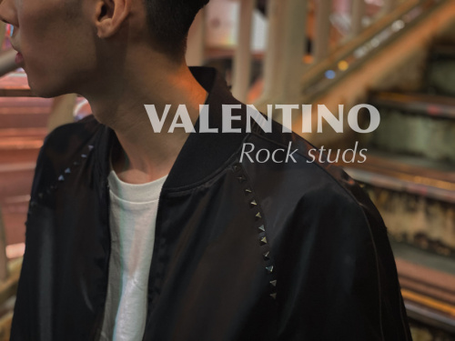 VALENTINO / ヴァレンティノよりロックスタッズサテンボンバー