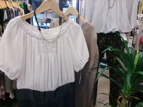 ボトムスのチノパン