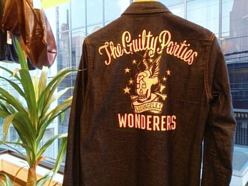 トップスの長袖シャツ