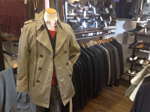 トップスのトレンチコート