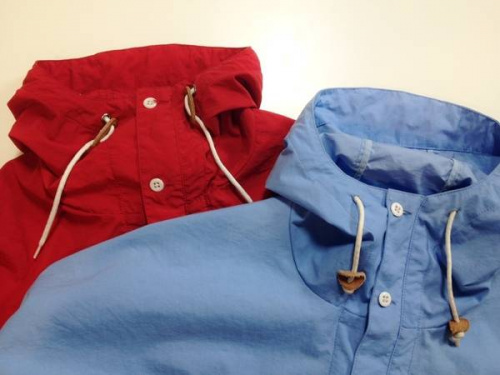 トップスのパーカー