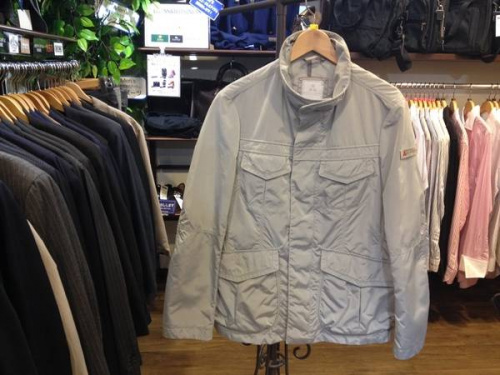 トップスのミリタリージャケット