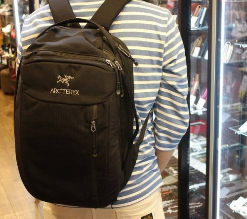 メンズのメッセンジャーバッグ