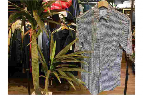 トップスの半袖シャツ