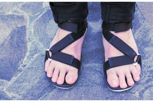 スポーツサンダルのテバ