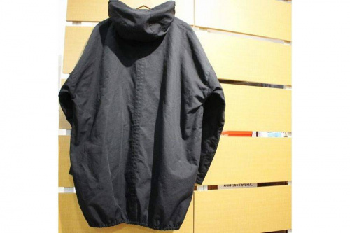 トップスのパーカー