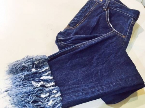 トレンドのカットオフデニム