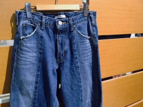 カットオフデニムのmoussy