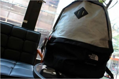 バックパックのSUPREME