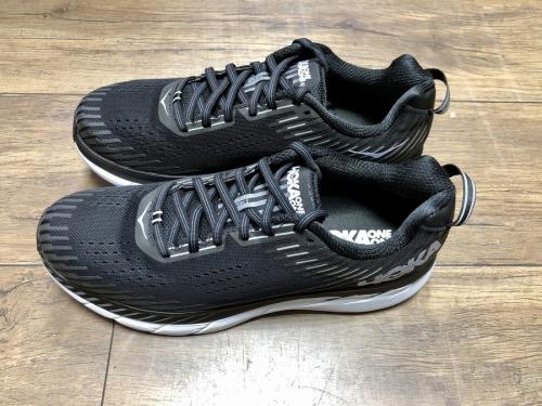 ホカ オネオネのスニーカー