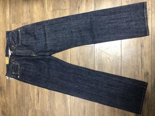 エルブイシーのデニムパンツ