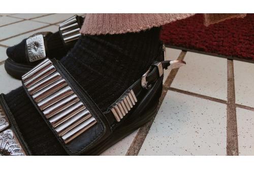 トーガ プルラのメタルバックルサンダル