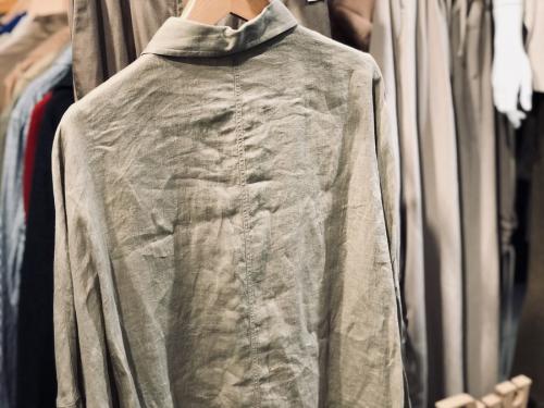 アパルトモンのリネンシャツ