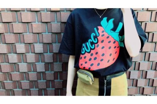 グッチのSTRAWBERRY PRINT TEE