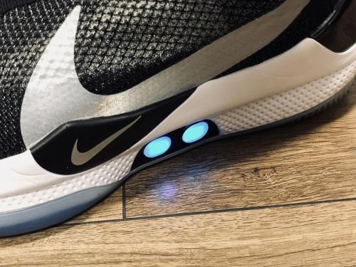 ナイキのADAPT BB