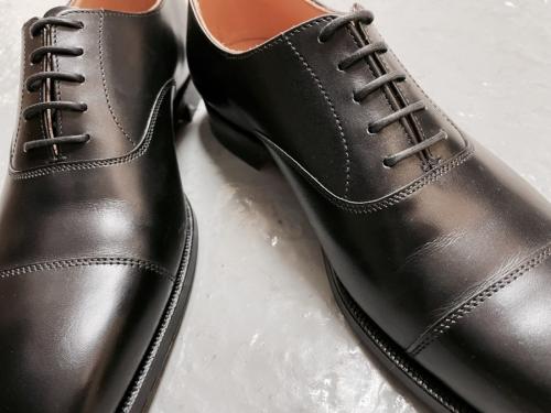 クロケット＆ジョーンズのキャップトゥ―シューズ