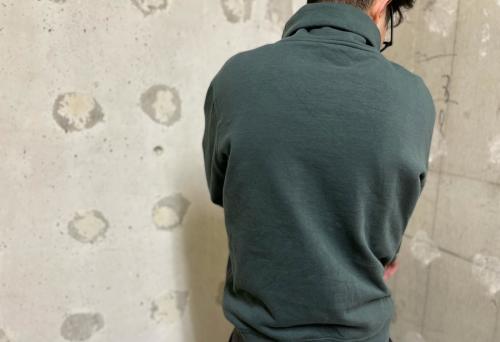 ラインスリーブタートルネックスウェットのメンズ