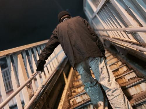 シワ加工シャツのメンズ