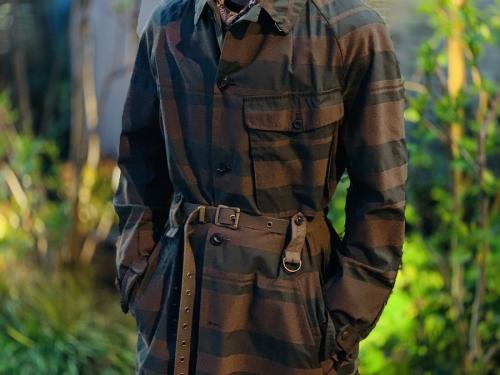 ベルテッドボーダーステンカラーコートのメンズ