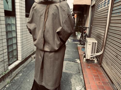 ヨウジヤマモトプリュスノアールの穴空トッパーコート