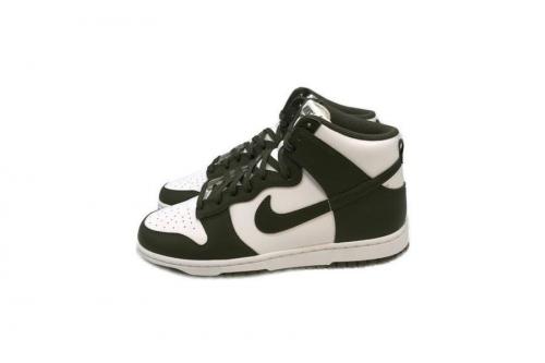 ナイキのDUNK HI RETRO