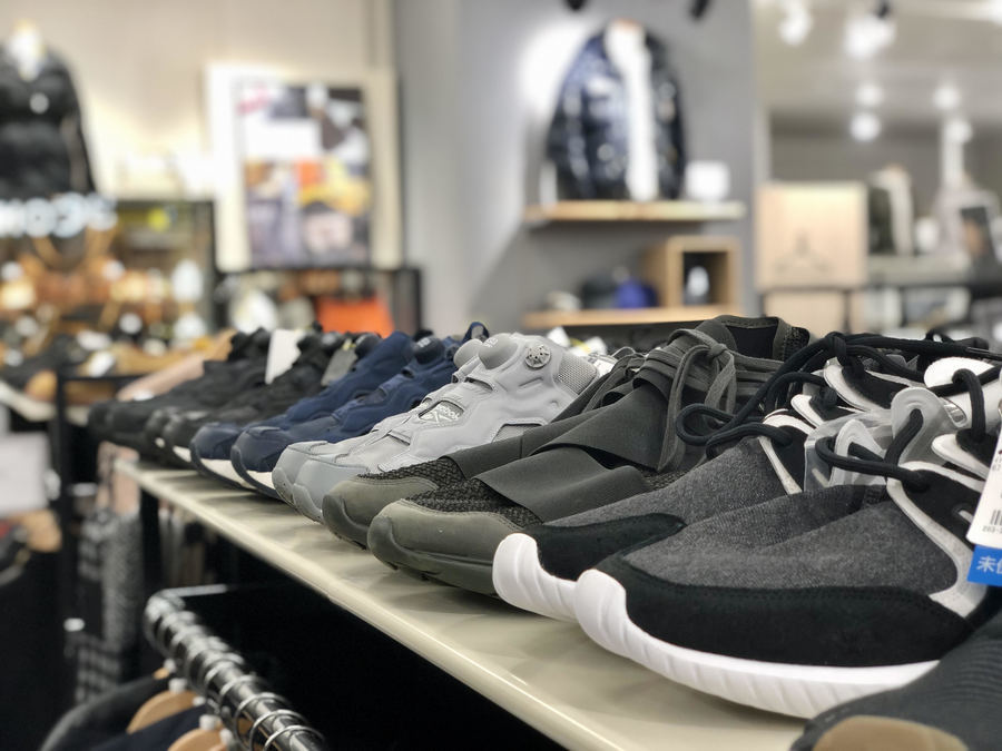 スタイル名古屋則武新町店 店内売り場よりメンズスニーカーコーナーを一部ご紹介 21 10 15発行