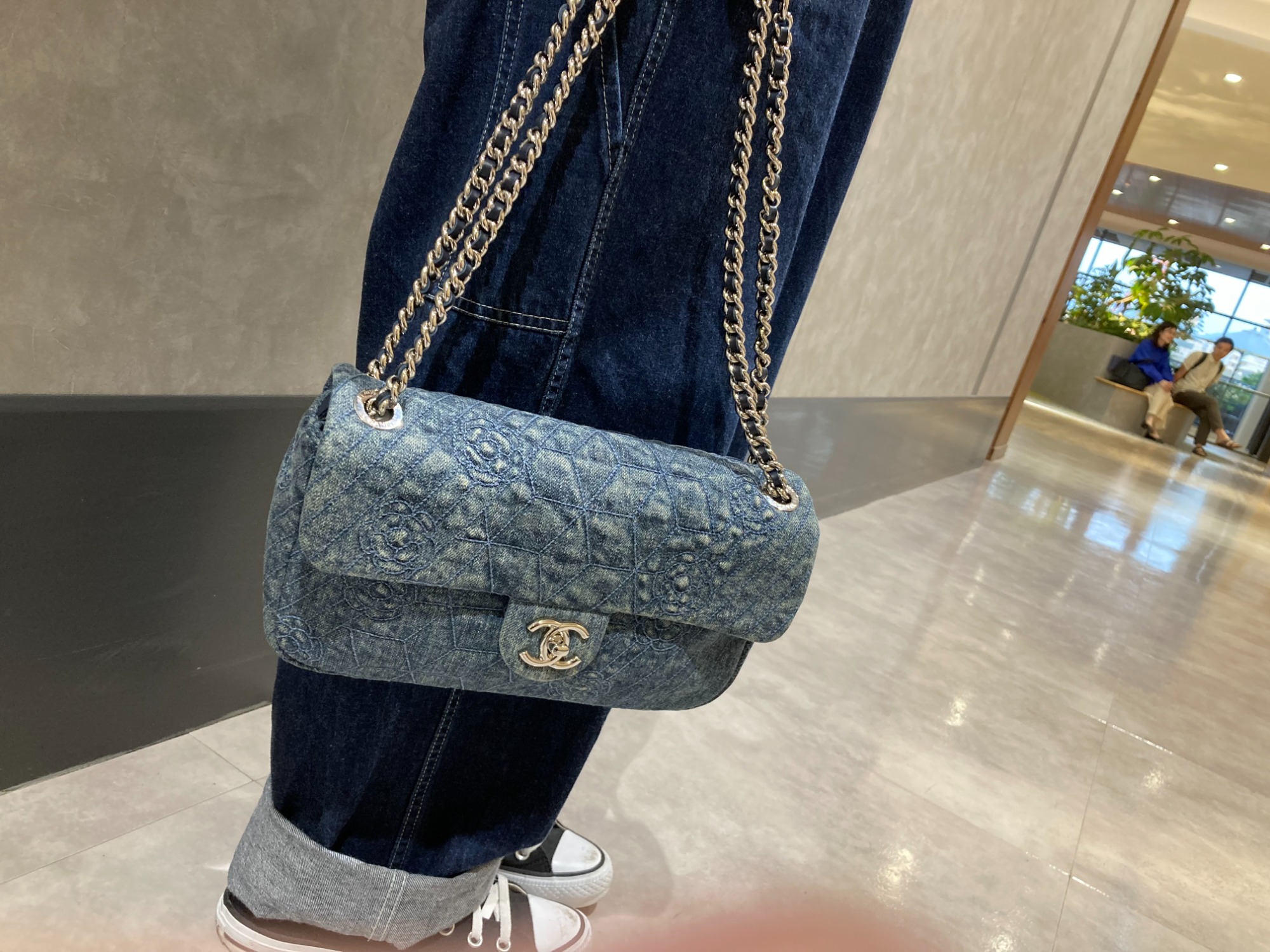 CHANEL/シャネル】より、マトラッセ カメリア刺繍 ショルダーバッグを