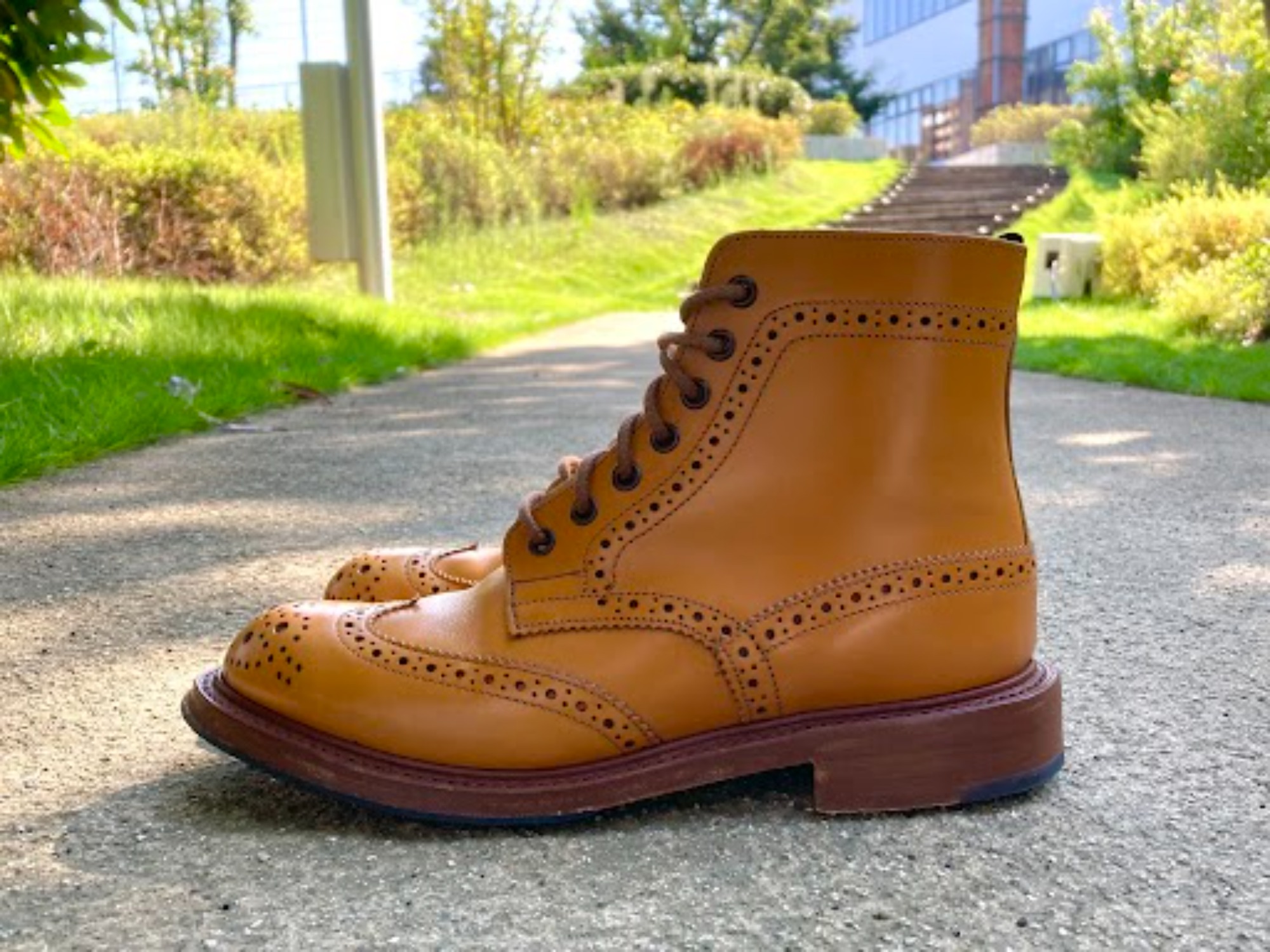 Tricker's】より、ウィングチップカントリーブーツを買取入荷致しまし