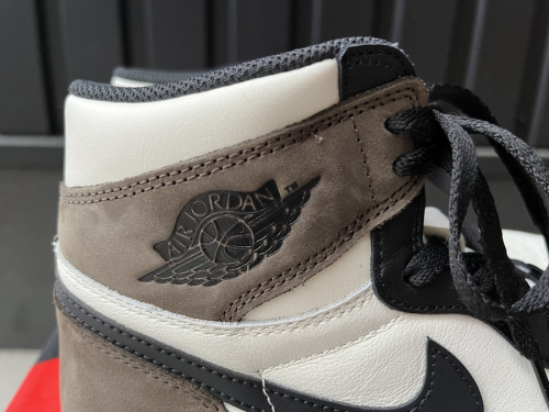 NIKE AIR JORDAN 1 HIGH OG SAIL / DARK MOCHA-BLACKのAJ1