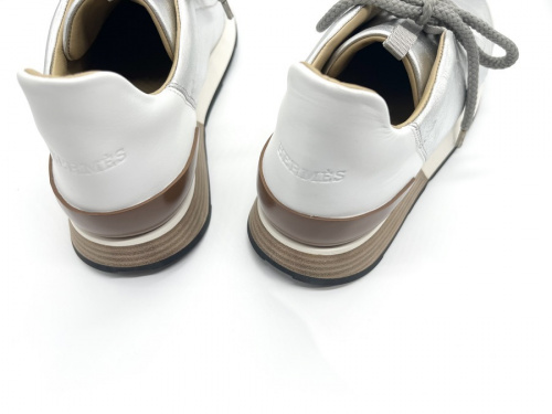 スニーカーのマイルス