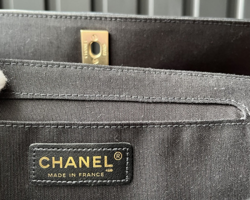 ショルダーバッグのチェーンバッグ